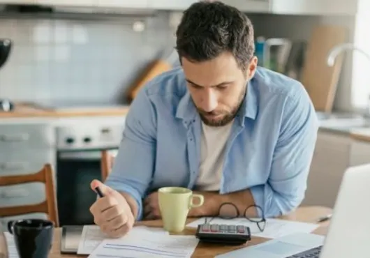 Hombre organiznado finanzas